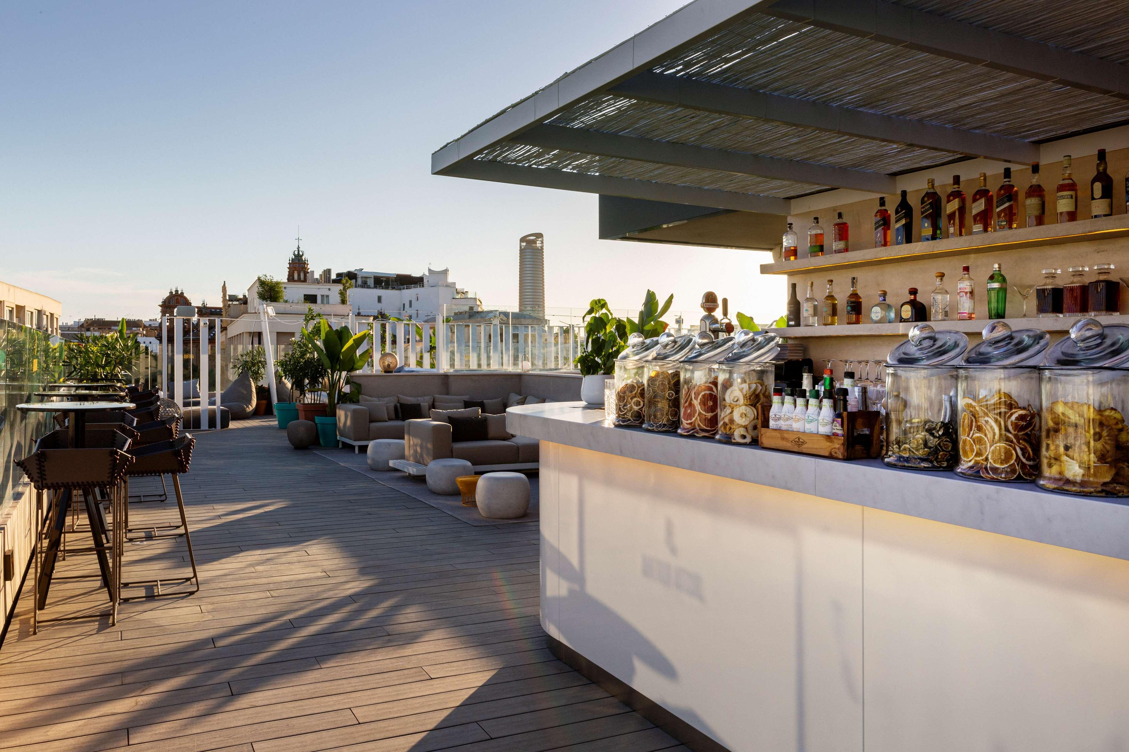 Radisson Collection Hotel, Magdalena Plaza Sevilla Exterior foto The bar at the rooftop