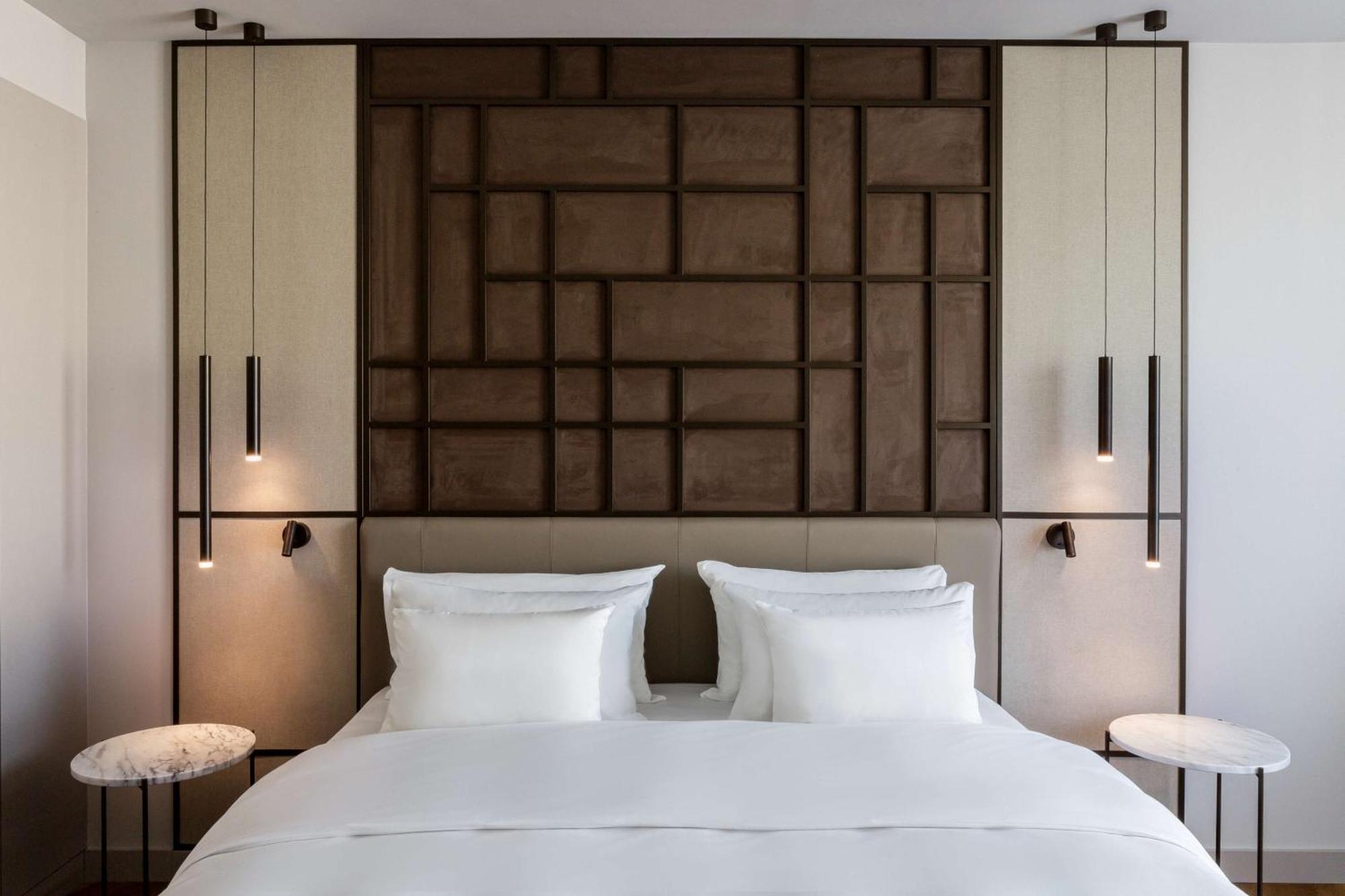 Radisson Collection Hotel, Magdalena Plaza Sevilla Exterior foto A bed with a headboard